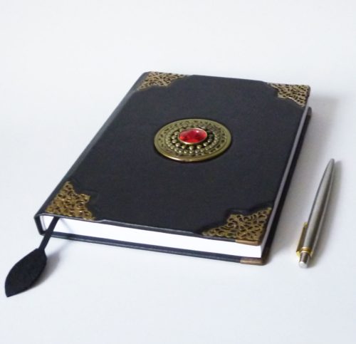 Bőr borítású napló - piros kővel I. A5