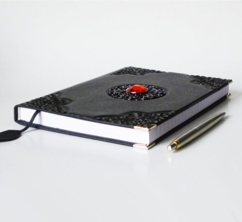 Bőr borítású napló - piros kővel II. A5