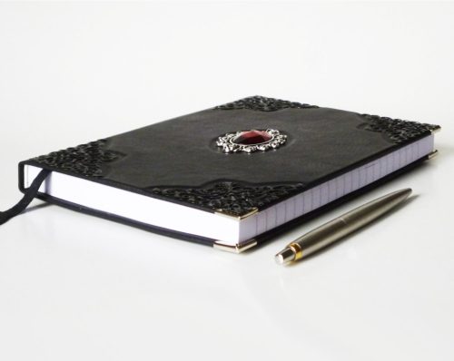 Bőr borítású napló - piros kővel III. A5