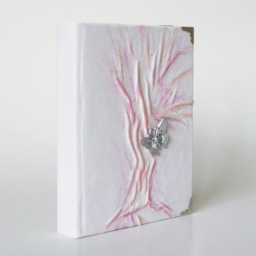 Bőr borítású napló - fehér pillangóval A6