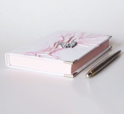 Bőr borítású napló - fehér pillangóval A6