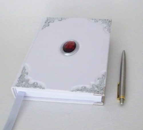 Bőr borítású napló - fehér, bordó kővel