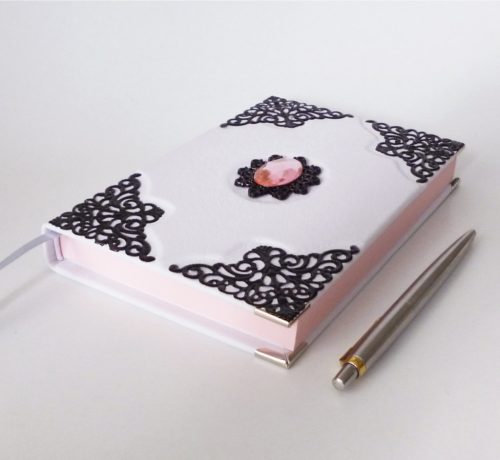 Bőr borítású napló - fehér, rózsaszín kővel