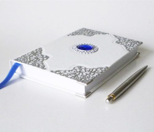 Bőr borítású napló - fehér, sötétkék kővel