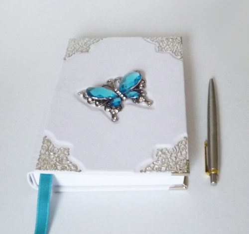 Bőr borítású napló - fehér, világoskék pillangóval