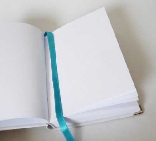 Bőr borítású napló - fehér, világoskék pillangóval