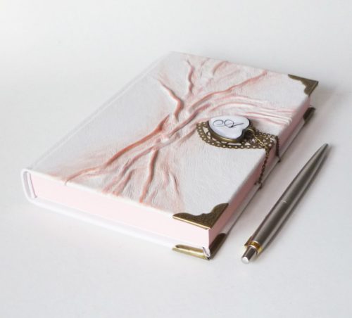 Bőr borítású napló - fehér, rózsaszín fa mintával